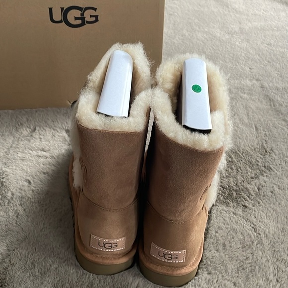 UGG - Women's Bailey Button II Boot / Winter Boot - Picture 4 of 7